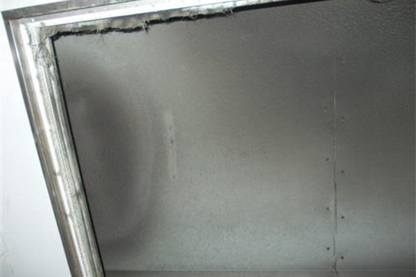 風(fēng)管開(kāi)口處清洗前 風(fēng)管開(kāi)口處清洗前