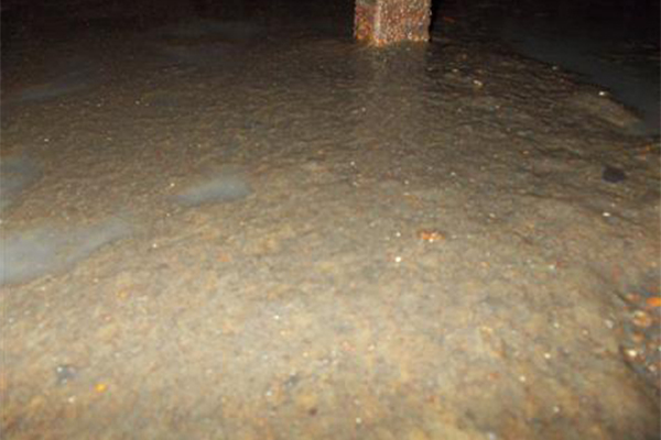 風(fēng)柜內(nèi)部積水清理前 風(fēng)柜內(nèi)部積水清理前